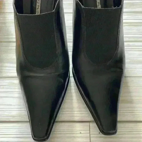 Donald Pliner women’s point toe black leather elastic gusset ankle booties 8 - Picture 3 of 8